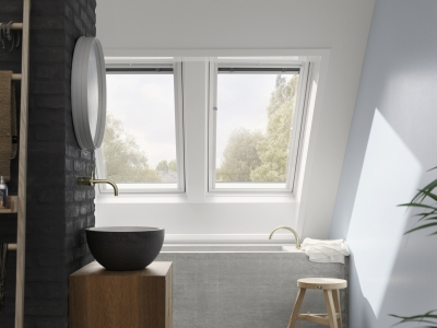 salle de bain APRES avec 2 fenêtres de toit VELUX installées côte à côte