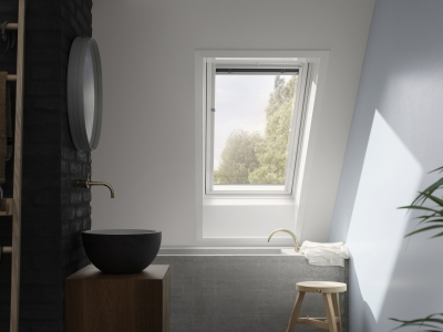 salle de bain AVANT avec une seule fenêtre de toit VELUX