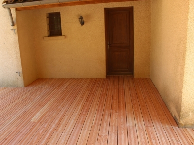 Seuil de porte accessible avec ressaut inférieur à 2cm pour un cheminement facilité.JPG