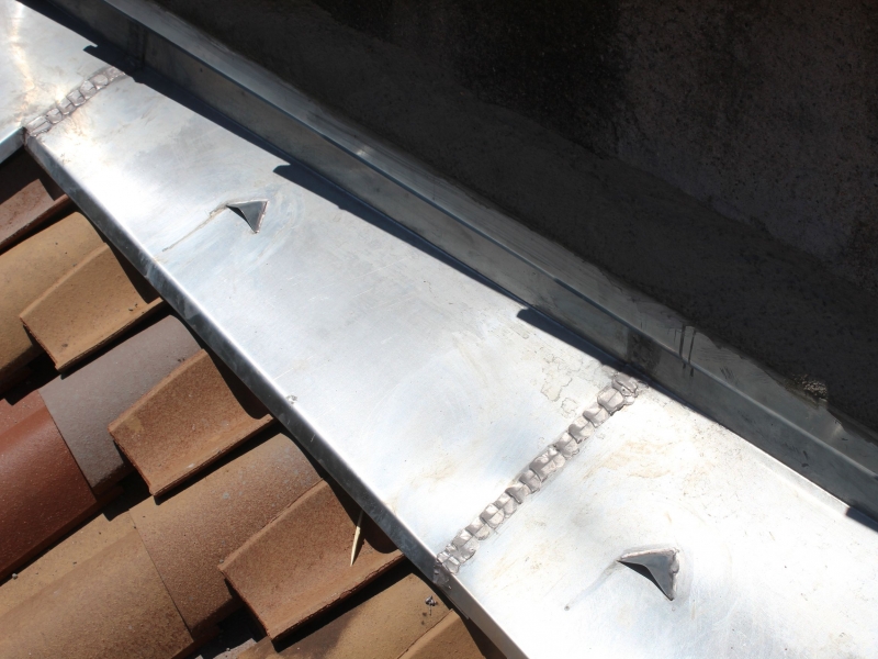 Réalisation sur mesure d'un faîtage monopente, à Saint Privat, dans le  cadre d'une rénovation de toiture en tuiles isolée par l'extérieur
