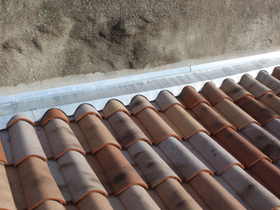 Solin réalisé sur mesure avec bavette en zinc, Chagnol Vincent zingueur pour la rénovation de toiture en sud Ardèche.JPG