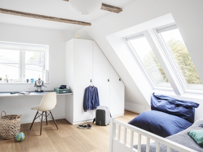 Solution lumière pour cette chambre avec la combinaison de 2 fenêtres juxtaposées VELUX JUMO