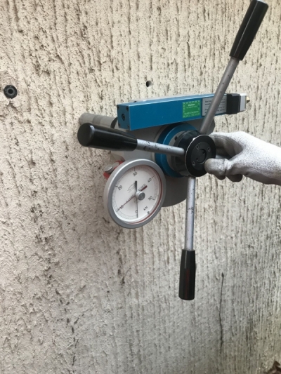 Test d'arrachement pour s'assurer de la compatibilité des chevilles avec le support, SARL CHAGNOL VINCENT charpentier à Aubenas ECO Artisan QUALIBAT RGE pour l'isolation des murs sous bardage rapporté