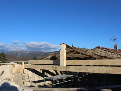 Travaux de charpente bois en cours d'assemblage à Saint Privat.JPG