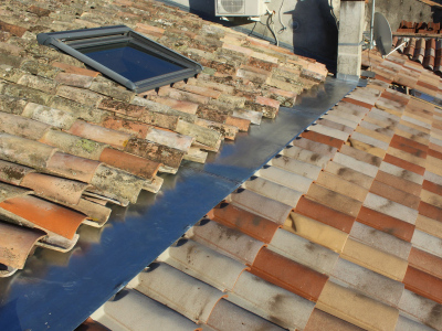 Travaux de couverture zinguerie en cours avec traitement du raccord en zinc sur mesure entre la toiture remplacée et la toiture mitoyenne, Chagnol Vincent Couvreur zingueur en Ardèche.JPG