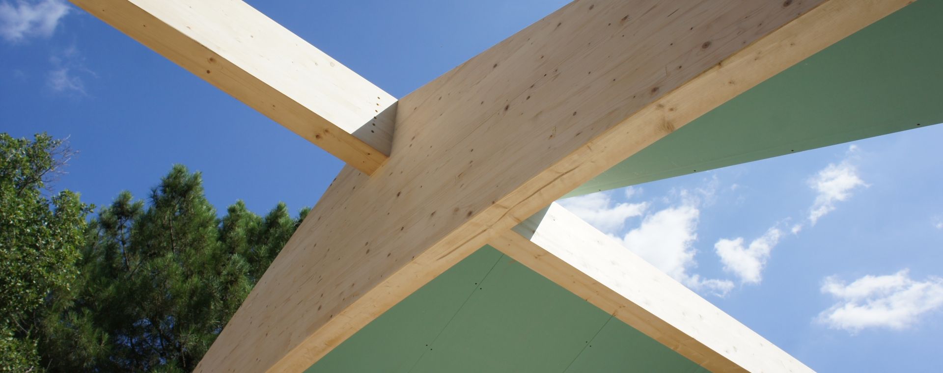 Travaux de rénovation charpente bois couverture travaux d'isolation de la toiture Aubenas sud Ardèche