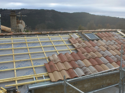 Travaux en cours, écran de sous toiture HPV EDILIANS AERO TOP 30 pose ventilée, contrelattage lattage et tuiles en recouvrement.JPG