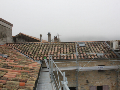 Travaux préparatoires, mise en place du chantier avec protections collectives, couverture à remplacer à Vesseaux.JPG