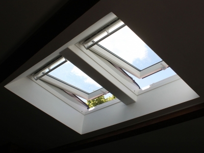 Un habillage intérieur sur mesure en harmonie avec la finition blanche décorative du chevron et la finition EverFinish des fenêtres.JPG