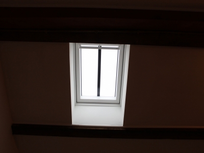 Une fenêtre de toit VELUX installée pour révéler une pièce de vie et faire entrer la lumière naturelle à l'occasion de la campagne promotionnelle "Faites le plein de lumière".JPG
