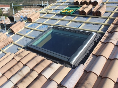Velux à rotation Confort UK04 134x98cm et collerette d'étanchéité pour le raccord avec l'écran de sous toiture.JPG