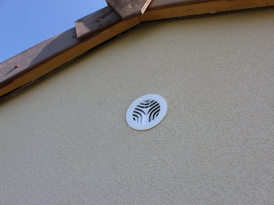 Ventilation des combles perdus conservée, grille d'aération en pignon.JPG