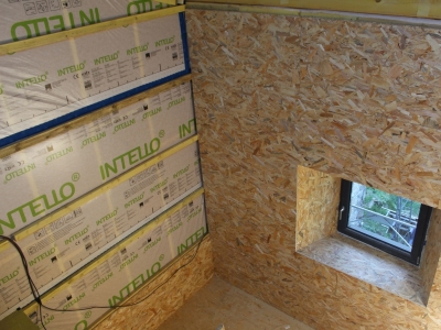 Vide technique pour le passage des réseaux entre la membrane d'étanchéité et le parement intérieur bois.JPG