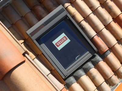 Volet roulant à energie solaire VELUX, protection solaire mobile extérieure pour satisfaire aux exigences de confort d'été sur les bâtiments existants.JPG
