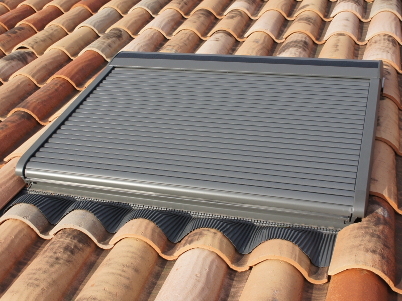 volet roulant VELUX® à énergie solaire